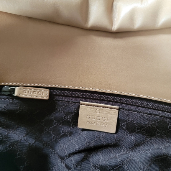 Gucci Leather Shoulder Bag with Gold Hardware - Picture 9 of 16